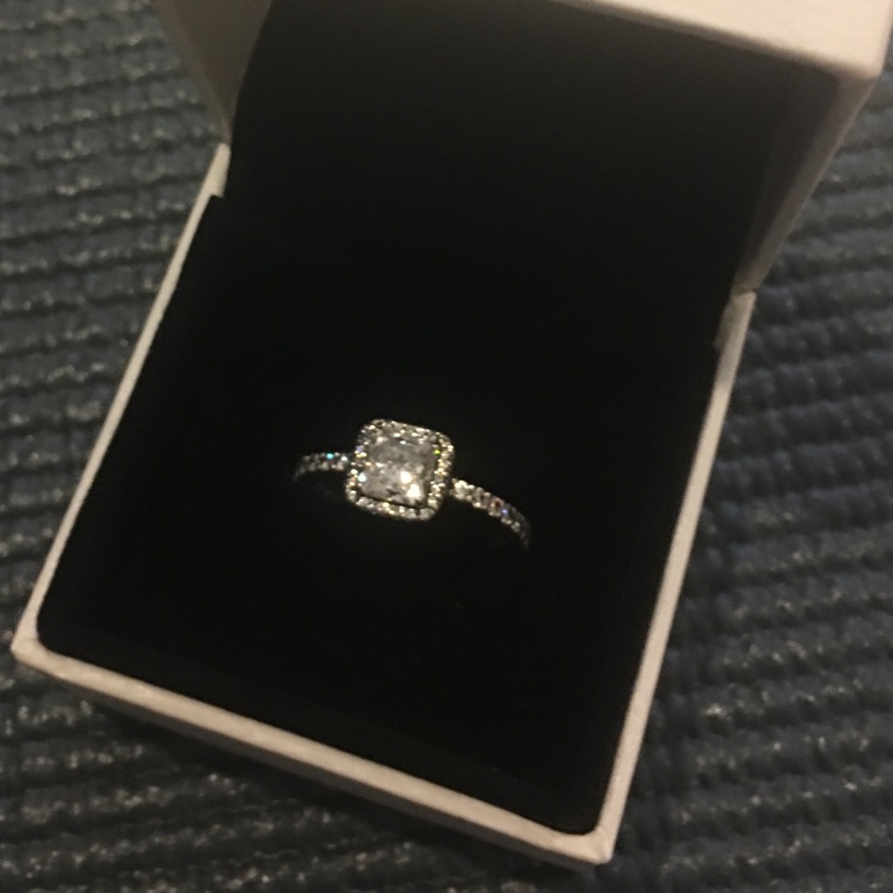 Pandora Ring Size 52, in excellent condition.